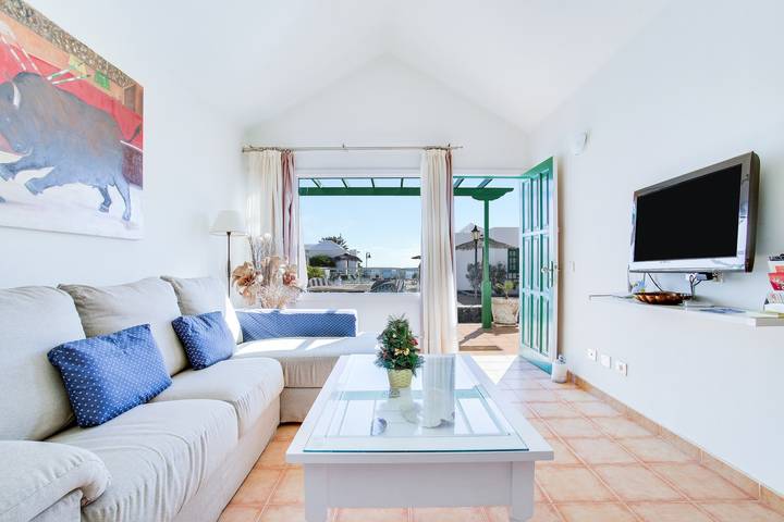 Appartement entier, Charming Holiday Apartment “Chalet Calima” Close to the Beach with Sea View, Wi-Fi, Terrace, Pool & Garden in Puerto del Carmen, Tías