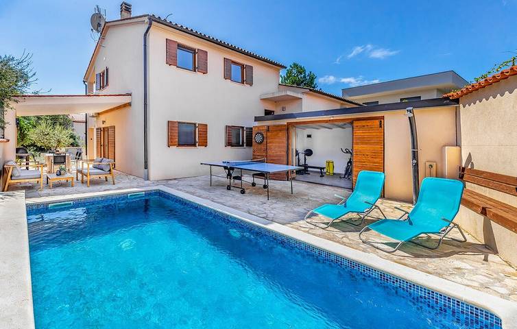 Vakantiehuis voor 10 personen, met tuin en terras in Peroj