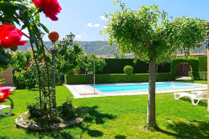 Casa rural para 2 personas, con piscina además de terraza y jacuzzi, Se admiten mascotas en Solosancho