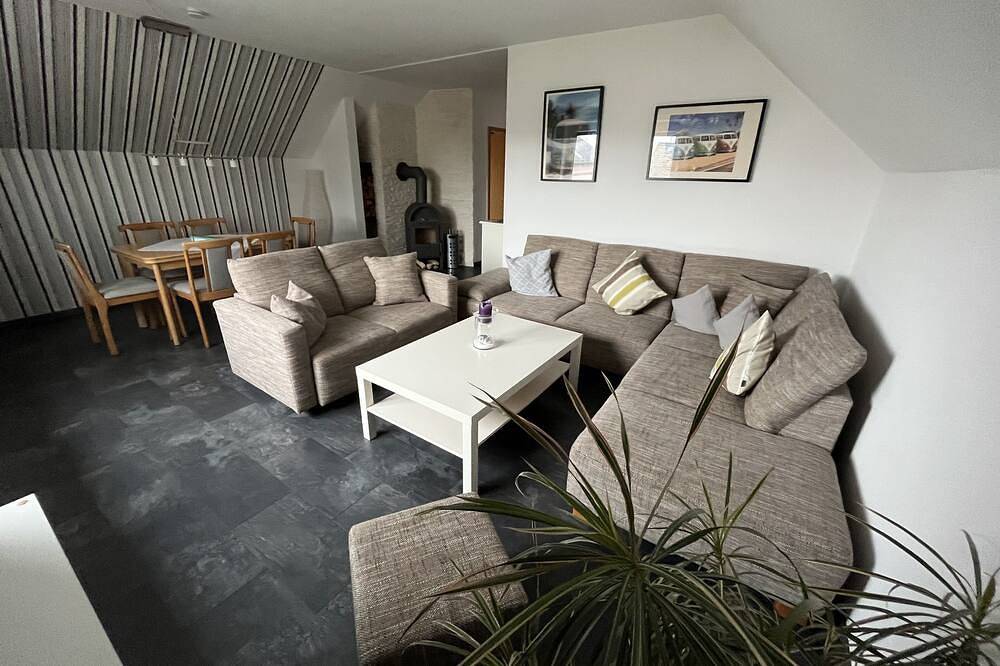 Ganze Wohnung, Ruhige Ferienwohnung mit Blick nach Bremerhaven in Nordenham, Nordseeküste