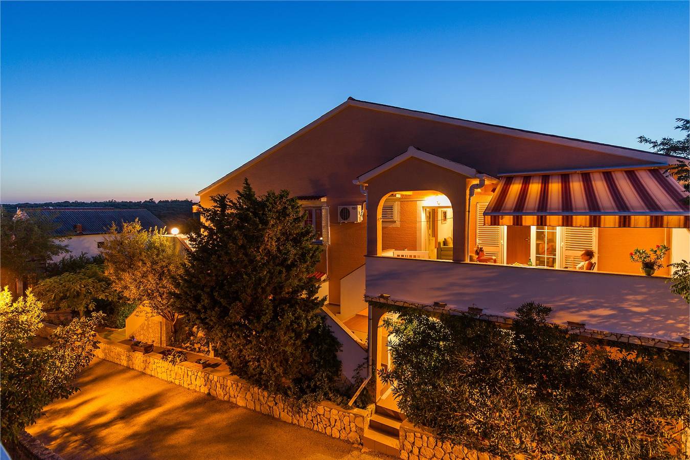 Ganze Wohnung, 2-Zimmer-Ferienwohnung mit Terrasse und Meerblick Simuni (Pag) -a in Šimuni, Pag