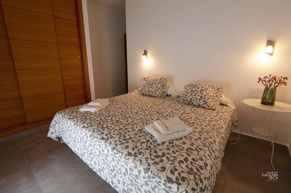 Ganze Wohnung, Buganvilla Apartment with Shared Pool in Puerto Real, Costa de la Luz