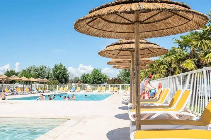 Camping pour 4 personnes, avec terrasse et piscine, animaux acceptés