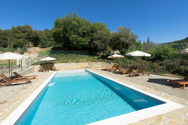 Appartamento per 4 persone, con Balcone e Terrazza nonché Giardino e Piscina a Monti