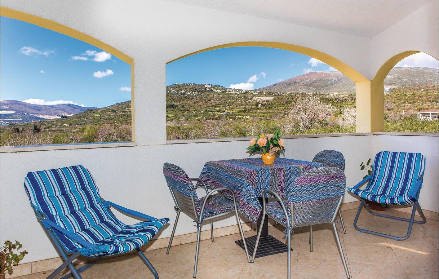 Ganze Ferienwohnung, Gemütliche 2-Zimmer-Wohnung mit Terrasse, in der Nähe des Strandes von Divulje in Kastel Novi, Kaštela