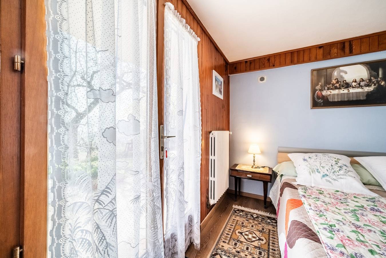 Apartamento entero, Apartamento 'Charmant T2 Avec Vue' con vistas a las montañas, terraza privada y Wi-Fi in Reignier-Ésery, Región de Saint-Julien-en-Genevois