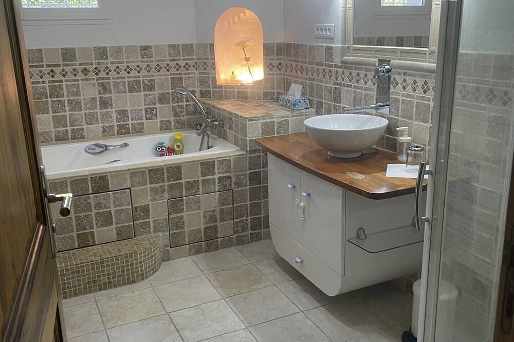 3-bedroom villa with air-conditioned pool \"ideal for 2 families\". in Villeneuve (Provence), Parc naturel régional du Luberon