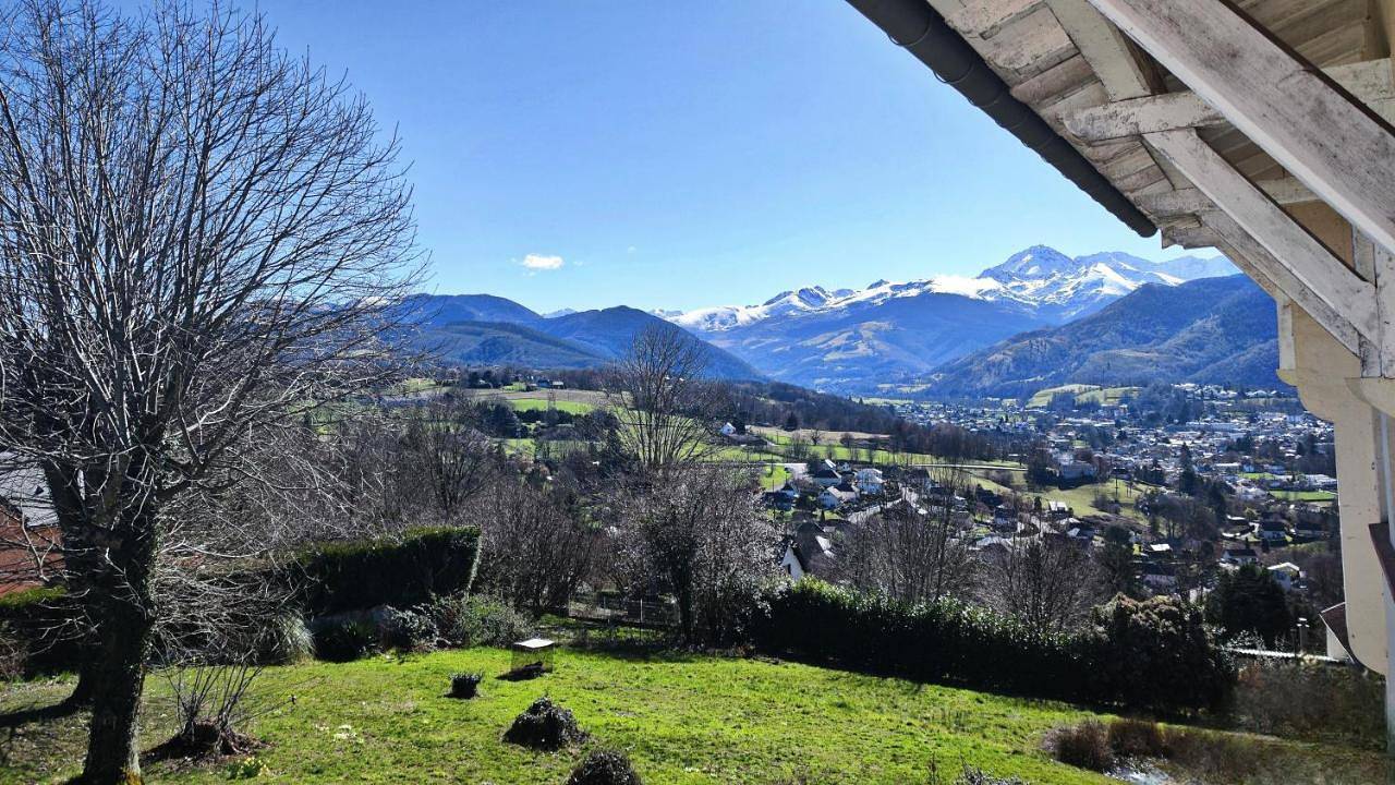 Charmante maison d'hôtes de vacances - Hi Pyrenees - Jardin privé de 4000 m2 face au Pic du Midi in Bagnères-de-Bigorre, Hautes-Pyrénées