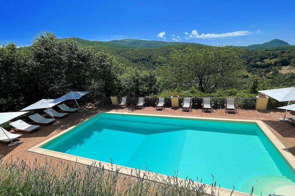 Malerisches Häuschen mit Balkon + Patio / Sitze 4/5 im privaten Dorf in Spoleto, Perugia Provinz
