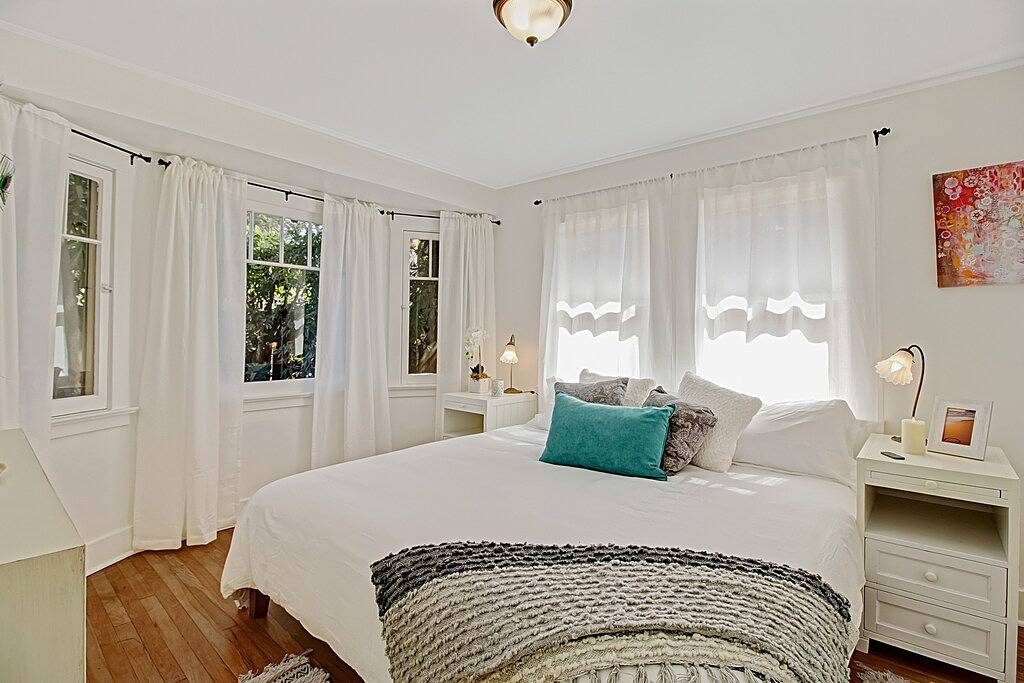 Neu! Miramar Beach Cottage mit eigenem Garten, Terrasse und Wintergarten - zu Fuß zum Strand! in Montecito, Santa Barbara County