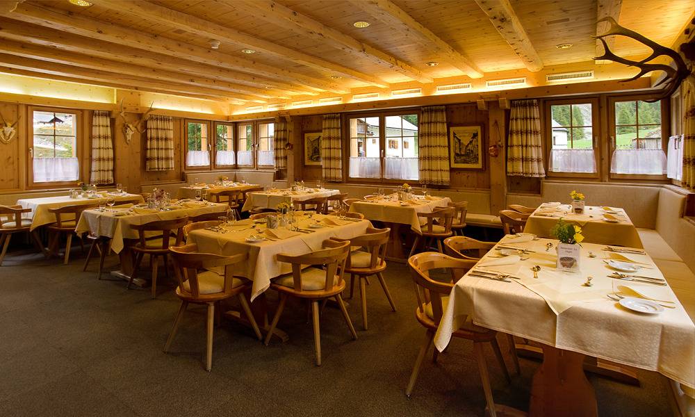 Gasthaus Mayor - Zweibettzimmer mit Etagendusche in S-charl, Scuol