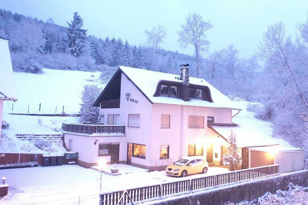 Large Apartment in the Vulkaneifel located on a mountain!!! Up to 12 people Middle in Mürlenbach, Vulkaneifel