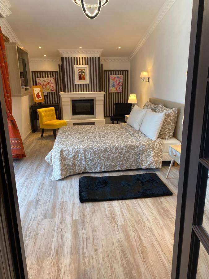 Gîte pour 2 personnes, avec Balcon et Terrasse ainsi que Jardin et Piscine à Fourques - 2