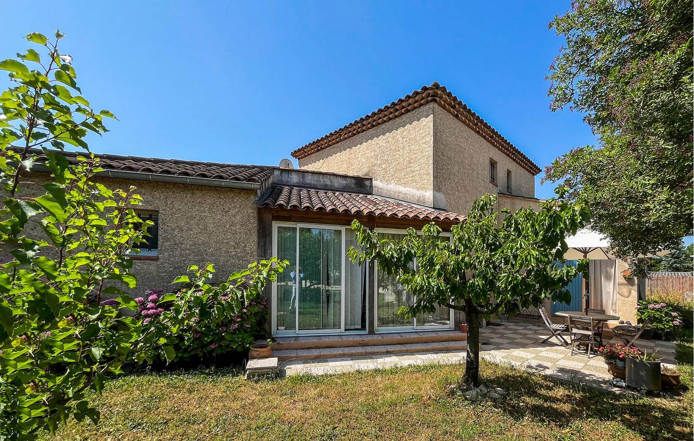 Acogedor apartamento en Mallemort con terraza y aparcamiento in Mallemort, Region de Arles