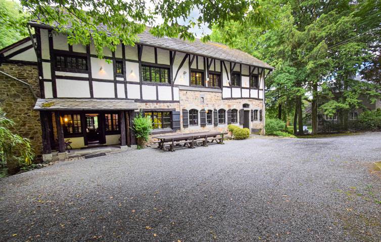 Ferienhaus für 20 Personen, mit Sauna und Ausblick sowie Terrasse und Garten, mit Haustier in Spa