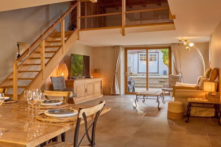 Location de vacances pour 8 personnes, avec jardin ainsi que terrasse et piscine à Eynesse