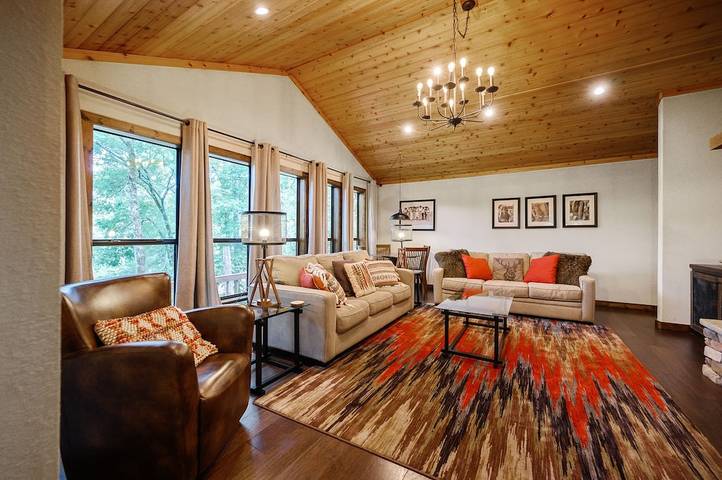 Log cabin for 7 people, with terrace and hot tub in Broken Bow