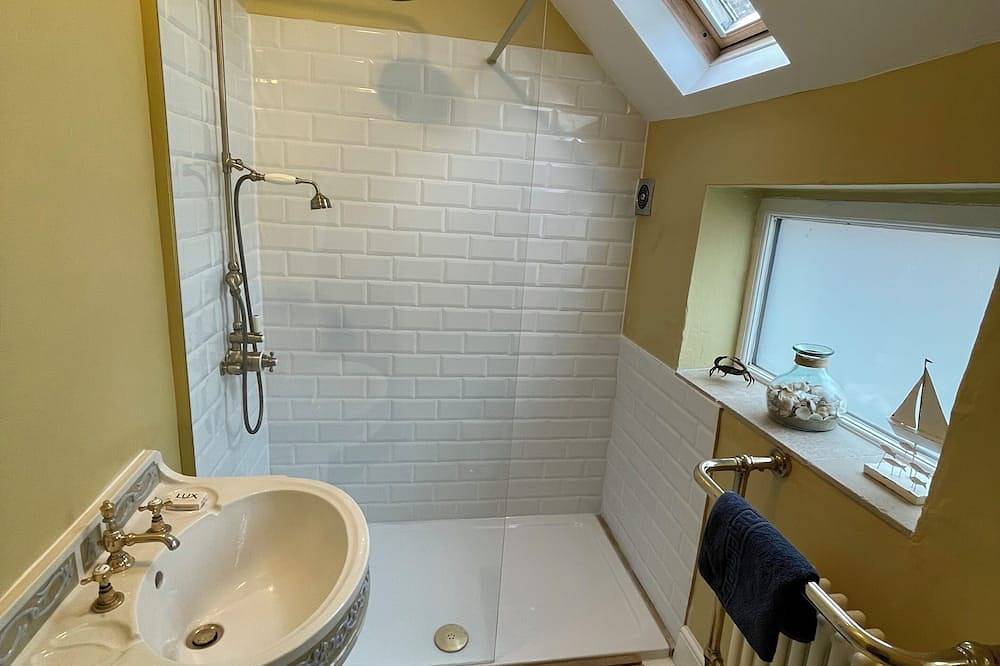 Cosy seaside cottage one minute walk from the beach. Dog friendly! in Cromer, Norfolk Coast