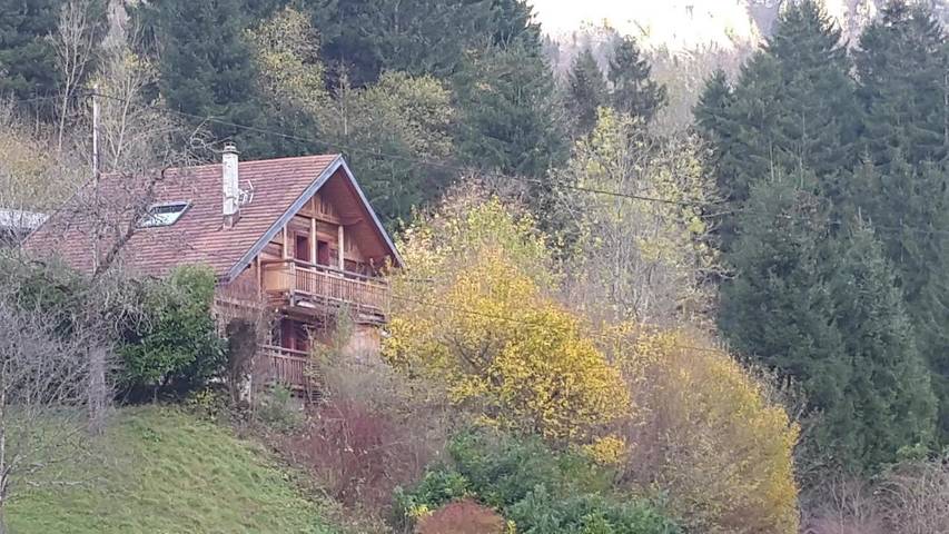 Location de vacances pour 8 personnes, avec Balcon ainsi que Terrasse et Vue à Thorens-Glières
