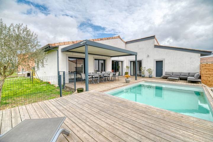 Gîte pour 8 personnes, avec terrasse ainsi que jardin et piscine à Gragnague