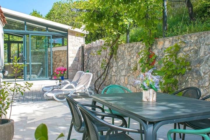 Feriehus for 5 personer, med hage i Podgora