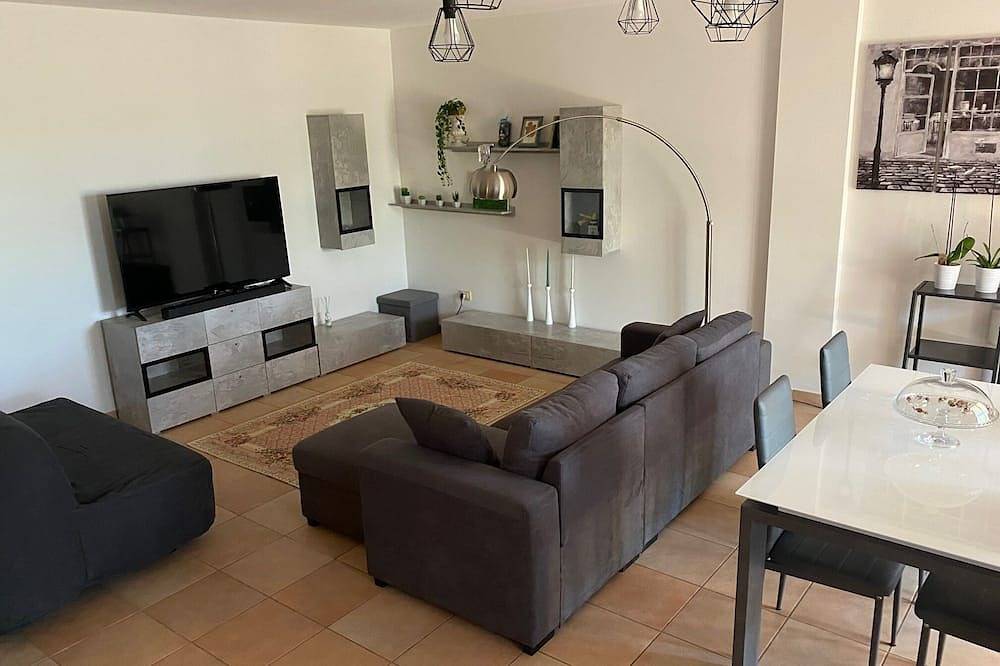 Ganze Wohnung, Apartment just steps away from the sea with pool and whirlpool in Pesaro, Valle del Metauro