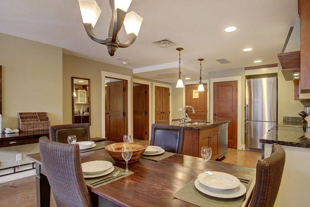 Ganze Wohnung, Rockies Rentals: Luxuriöse Suite mit 1 Schlafzimmer im Solara Resort! Pool, Whirlpool, Kino in Canmore, Banff-Nationalpark