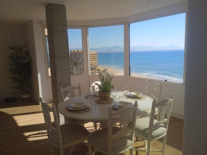 Appartement de vacances pour 4 personnes, avec balcon ainsi que vue et piscine
