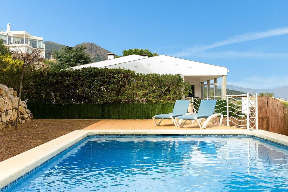 Entire apartment, La Mora Ii - 4 - Gran apartamento con jardín. vistas la mar y piscina privada. in el Port de la Selva, Upper Empordà