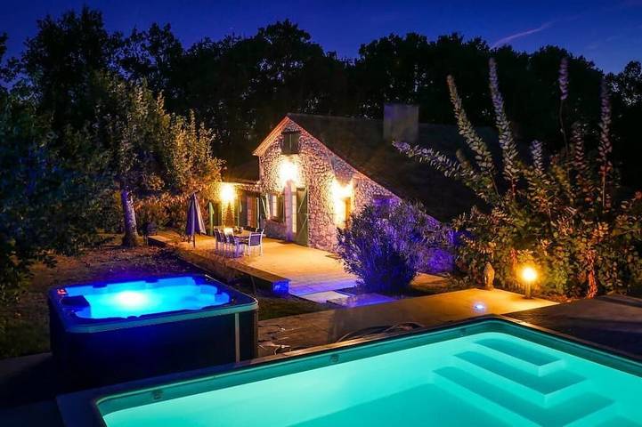 Gîte pour 10 personnes, avec jardin et jacuzzi à Monsaguel