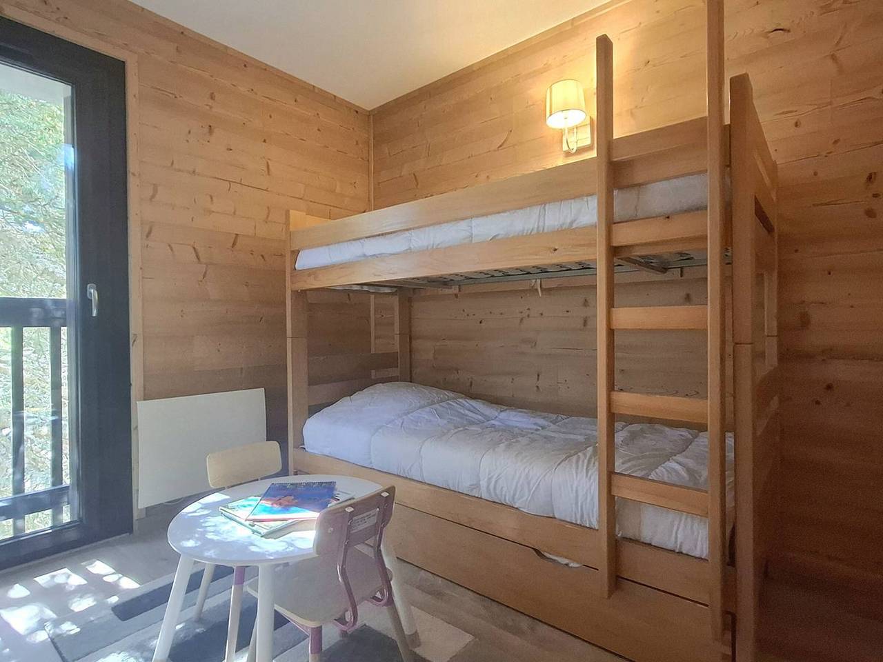Entire apartment, Renovated 2-Star Apartment for 4, Balcony, Parking, Ski Storage, No Pets, No Smoking in Bolquère, Parc naturel régional des Pyrénées catalanes