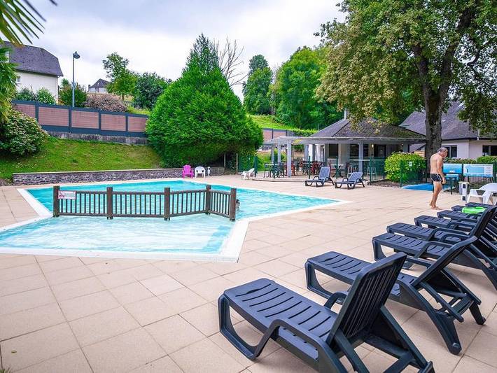 Camping pour 4 personnes, avec Terrasse ainsi que Bassin pour enfant et Sauna