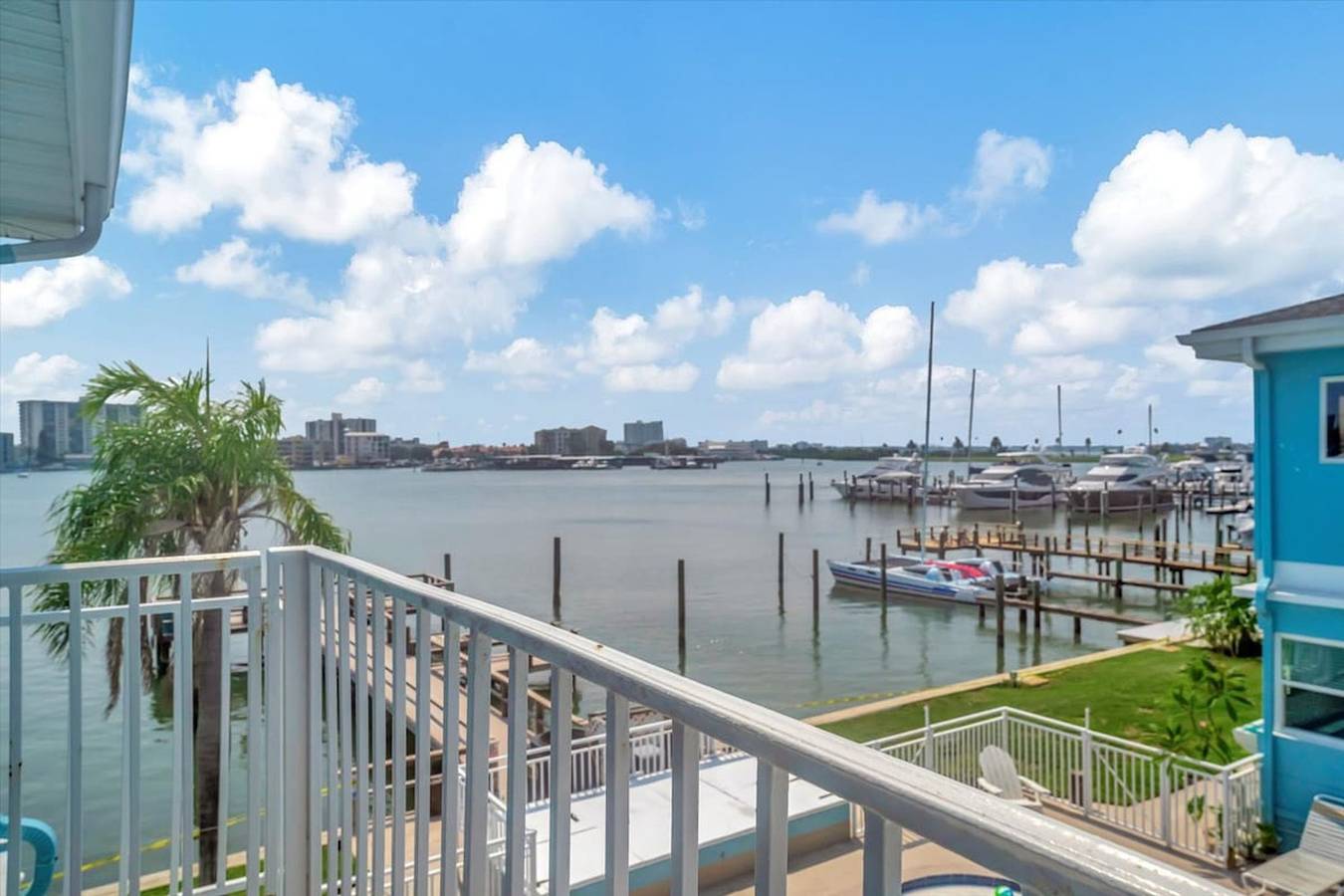 Estudio entero, Corner Balcony Suite across from beach   htd pool in Clearwater Beach, Clearwater