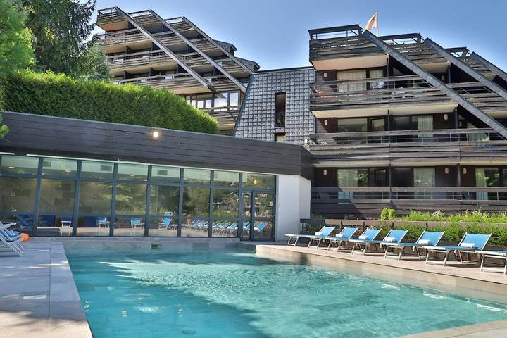 Hôtel pour 2 personnes, avec terrasse et sauna ainsi que jacuzzi et piscine, animaux acceptés