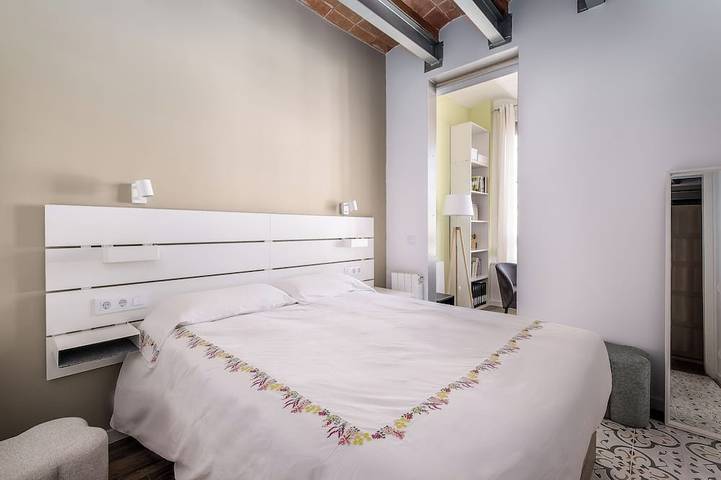 Ganze Wohnung, Bright and Quiet Duplex Apartment in Barcelona Zentrum, Barcelona