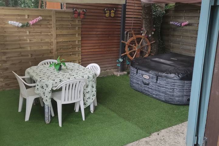 Location de vacances pour 4 personnes, avec Jacuzzi ainsi que Terrasse et Jardin dans Fresnes-Tilloloy