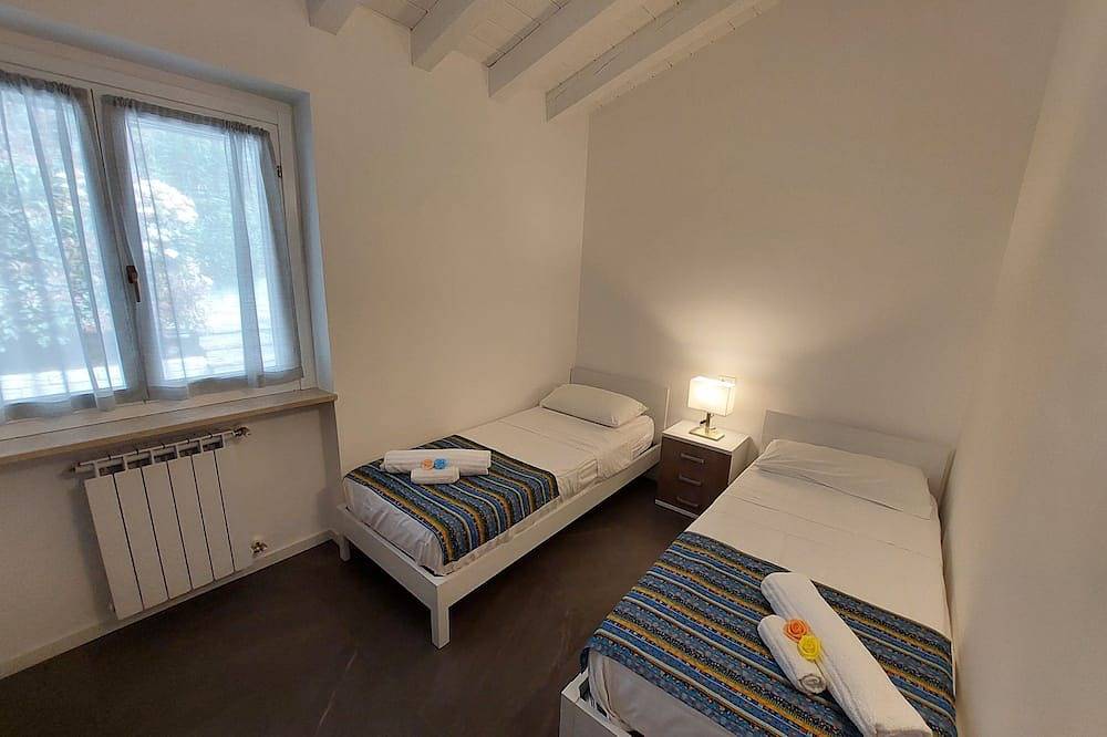 Ganze Wohnung, Bright apartment with pool and amazing view in Villanuova sul Clisi, Gardasee-Berge
