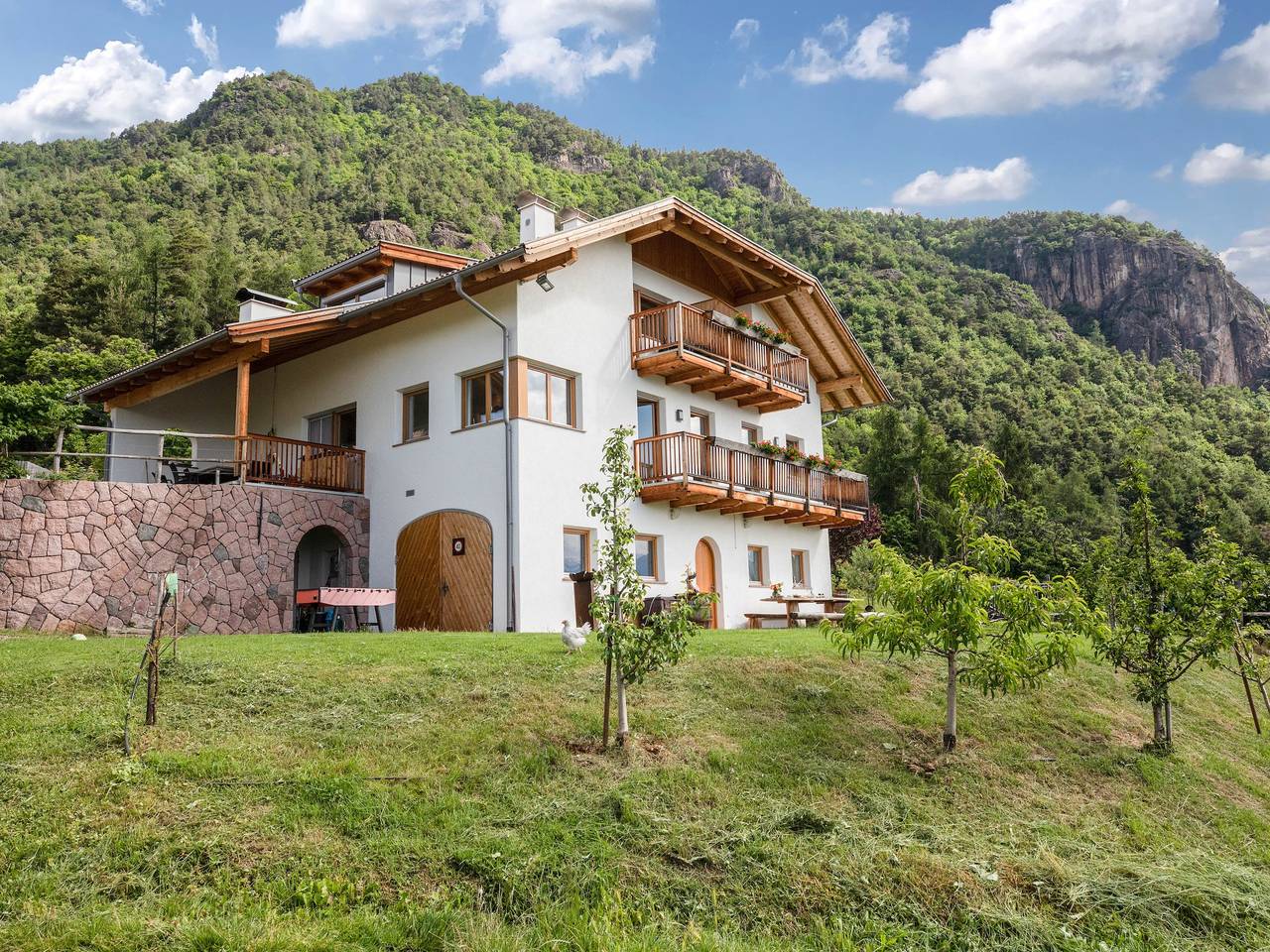 Apartamento entero, Apartamento vacacional "Latemar - Wernerhof" con vistas a la montaña, balcón y jardín in Glaning, San Genesio Atesino