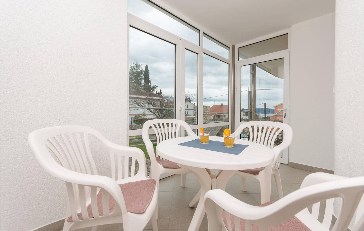 Entire holiday apartment, Cozy Apartment with Terrace, WiFi & Parking, 2.5km to Beach in Sveti Filip i jakov, Općina Sveti Filip i Jakov