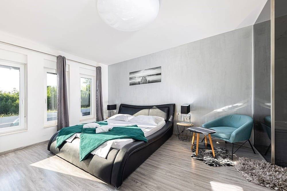 Villa Gabriel mit beheiztem Pool, Whirlpool, Sauna, Kinderspielplatz, Wifi, privatem Parkplatz, tierfreundlich in Dalmatinisches Zagora