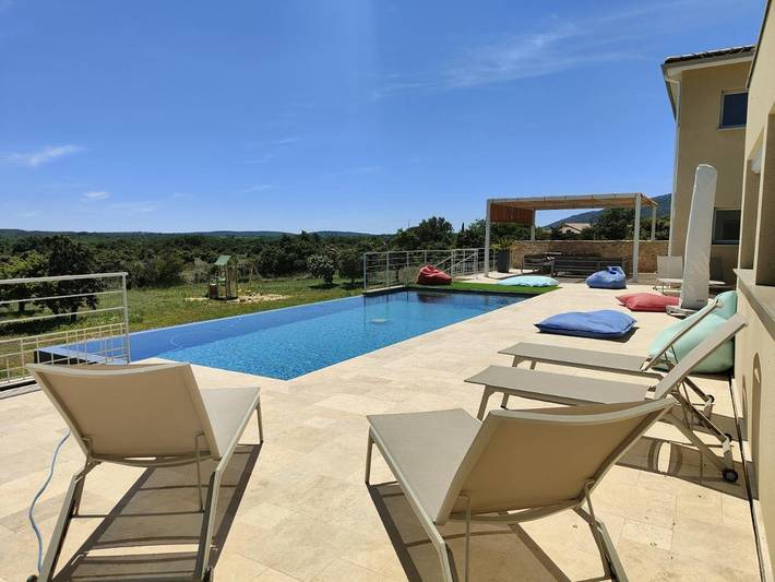 Location de vacances pour 16 personnes, avec Terrasse et Jardin ainsi que Piscine et Vue à Gras