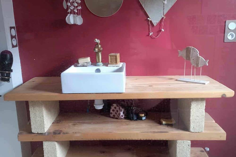Maison Chaleureuse Sans vis à vis Avec une Piscine Privée in Saint-Quentin-la-Poterie, Nimes region
