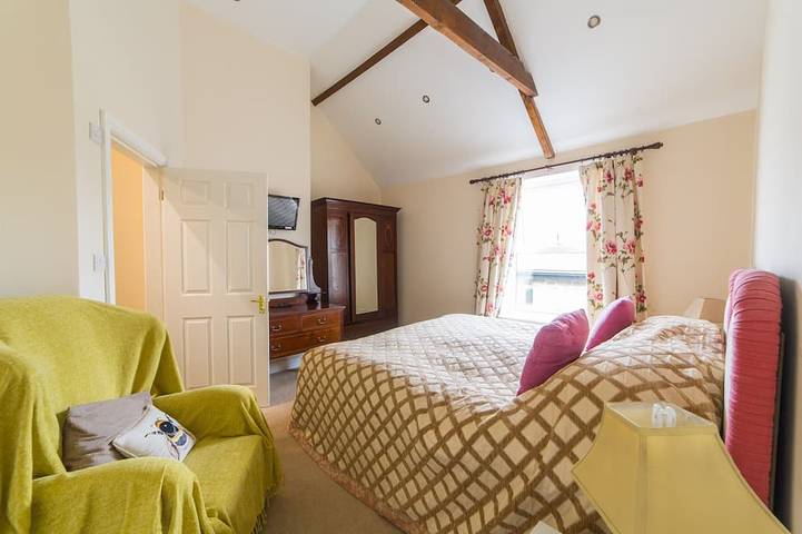 Casa rural convertida rodeada por un campo tranquilo y pacífico en una granja familiar de trabajo in Gateshead