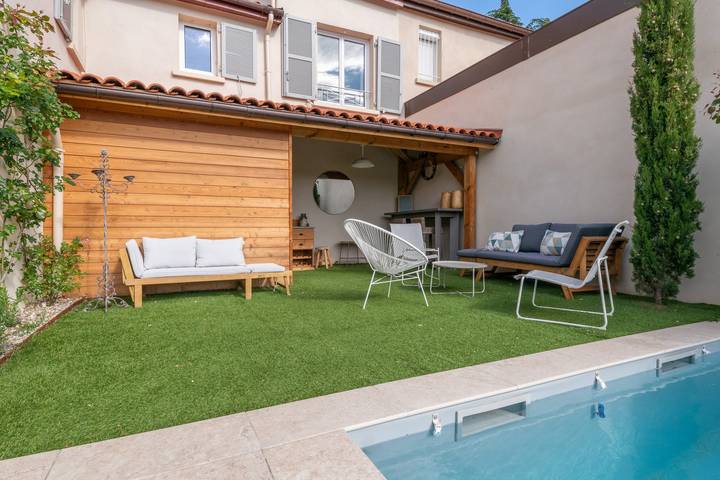 Location de vacances pour 6 personnes, avec terrasse ainsi que jardin et piscine, adapté aux familles à Écully - 2