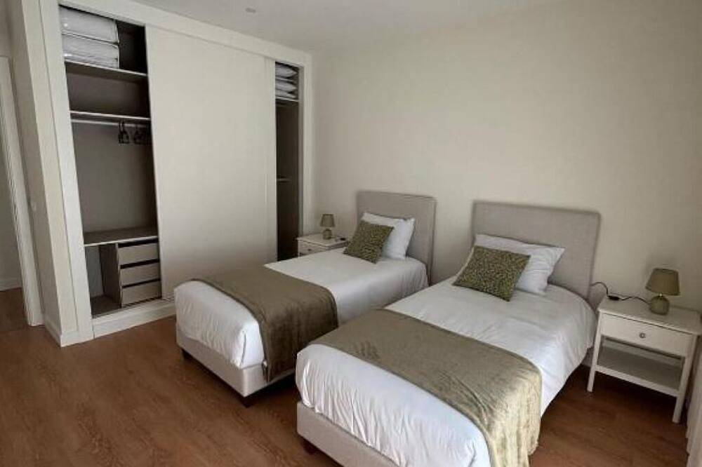 Holiday home with pool 15 minutes walk from the beach and 5 minutes from Aroeira golf course in Corroios, Halbinsel von Setúbal