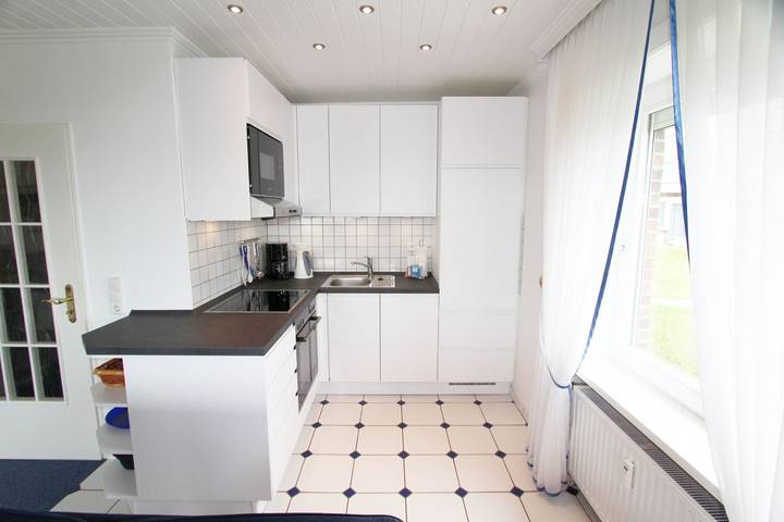 Ganze Wohnung, Helle und modern eingerichtete Ferienwohnung auf zwei Ebenen an der Promenade in Wenningstedt, Sylt