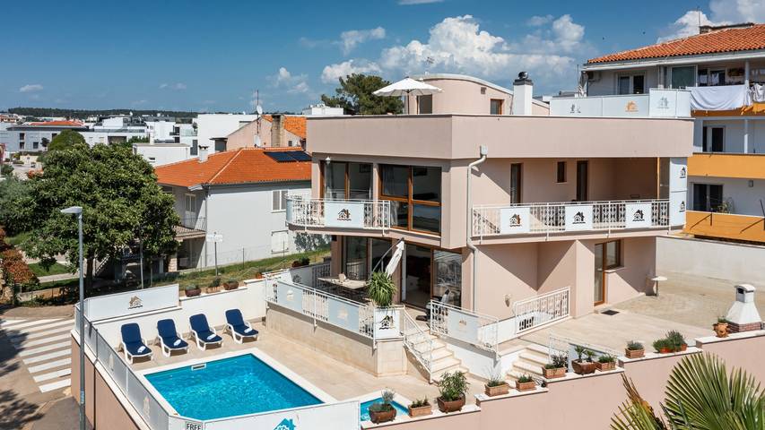 Villa für 6 Personen, mit Terrasse und Whirlpool sowie Garten in Novigrad