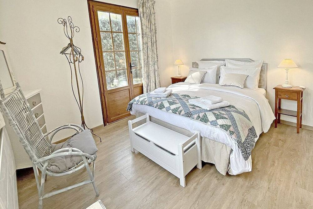 Villa Isabella - Haven of peace with swimming pool and panoramic view. sleeps 4 in Sillans-la-Cascade, Brignoles region