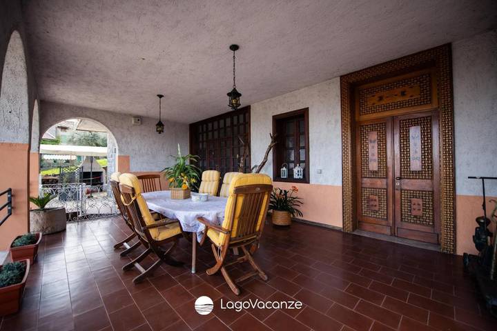 Location de vacances pour 8 personnes, avec vue ainsi que vue sur le lac et terrasse dans Castello (Puegnago sul Garda) - 2