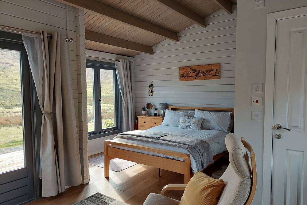 Crofters Cabin, centrally located, modern & cosy cabin on the Isle of Skye in Loch Harport